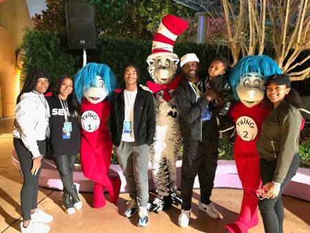 Michael Vick along with his children shares a picture of their recent vacation Source: Instagram @Mikevick